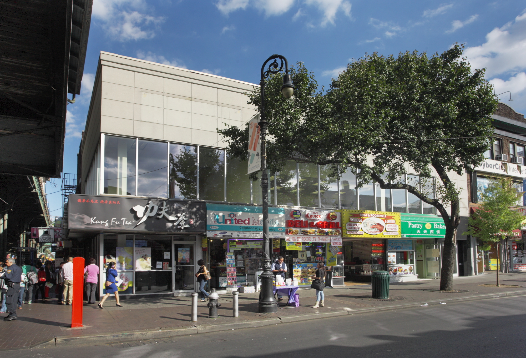 8202 Roosevelt Ave, Jackson Heights, NY en alquiler Foto del edificio- Imagen 1 de 1