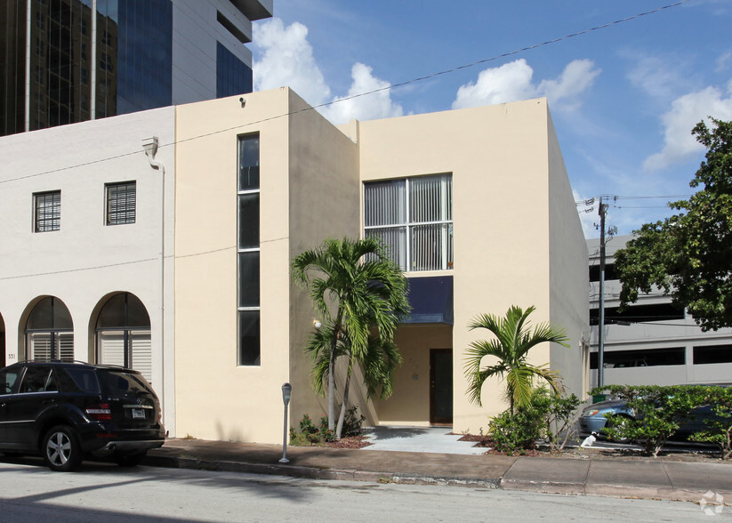 325 Almeria Ave, Coral Gables, FL en alquiler - Foto del edificio - Imagen 2 de 11