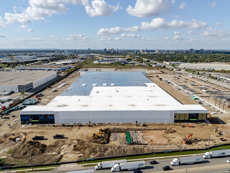 8000 Dixie Rd, Brampton, ON en alquiler - Foto de la construcción - Imagen 2 de 6