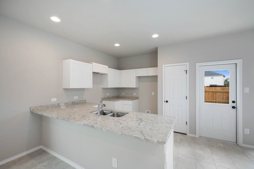 8615 Valentina Way, San Antonio, TX en venta - Foto del edificio - Imagen 3 de 21