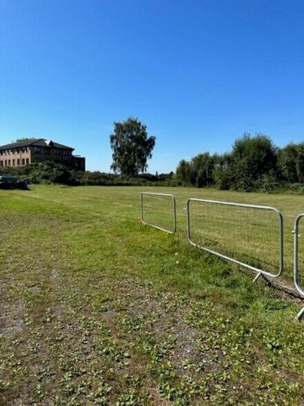 Land At Sandown Park, Esher en alquiler - Foto del edificio - Imagen 1 de 2