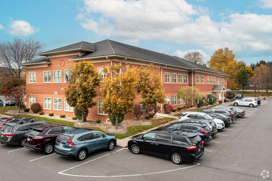 21 Willow Pond Way, Penfield, NY en alquiler - Foto del edificio - Imagen 1 de 15