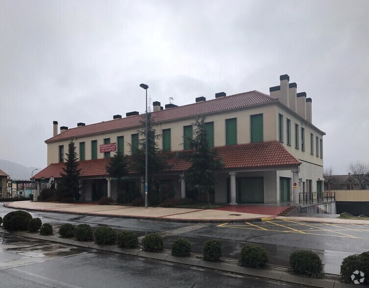 Avenida Marqués de Santillana, 28, Moralzarzal, Madrid en venta - Foto del edificio - Imagen 2 de 2