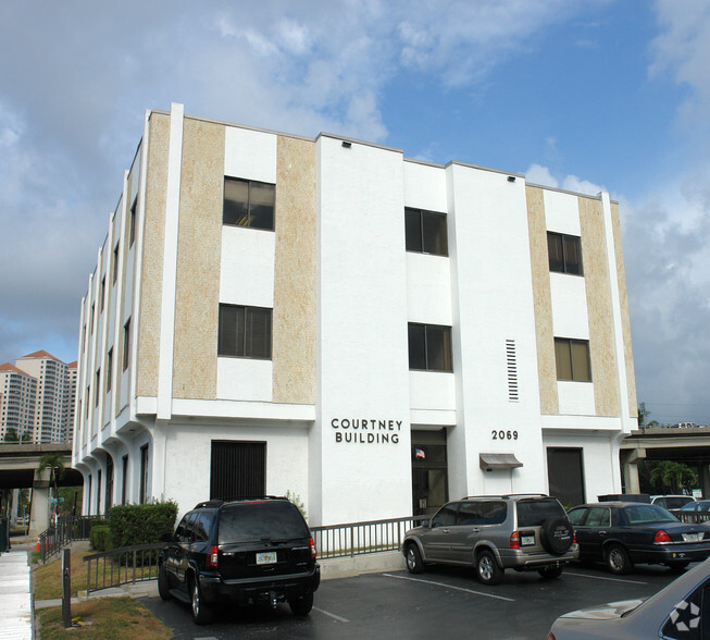 2069 1st St, Fort Myers, FL en alquiler - Foto del edificio - Imagen 3 de 9