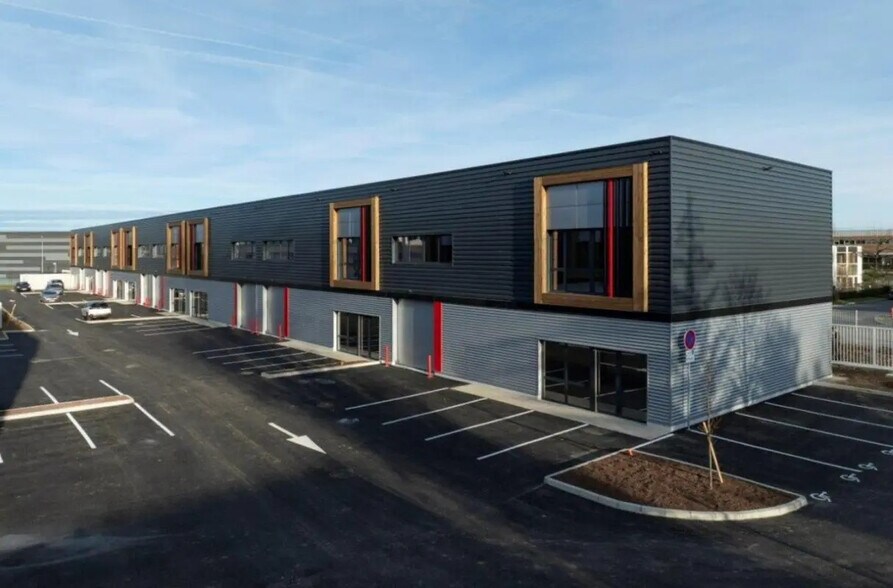 10-14 Rue De Bretagne, Saint-Quentin-Fallavier en alquiler - Foto del edificio - Imagen 2 de 15