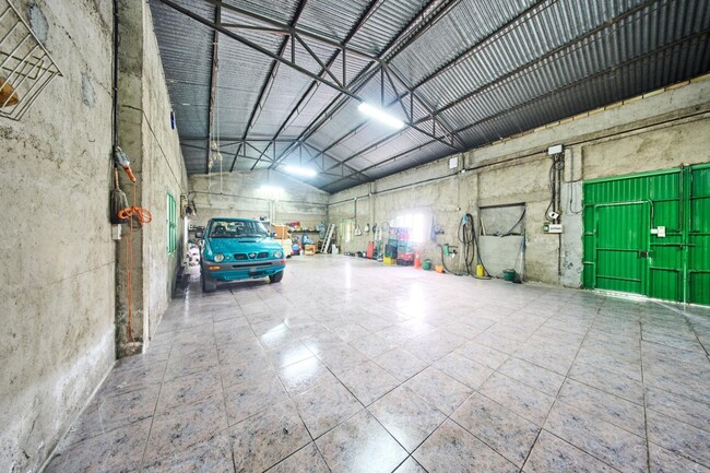 Más detalles de Calle Sevilla, 16, Pinos Puente - Nave en venta