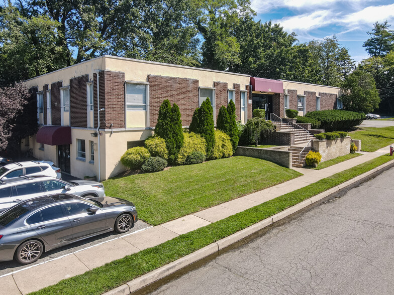 111 Galway Pl, Teaneck, NJ en venta - Foto del edificio - Imagen 1 de 61