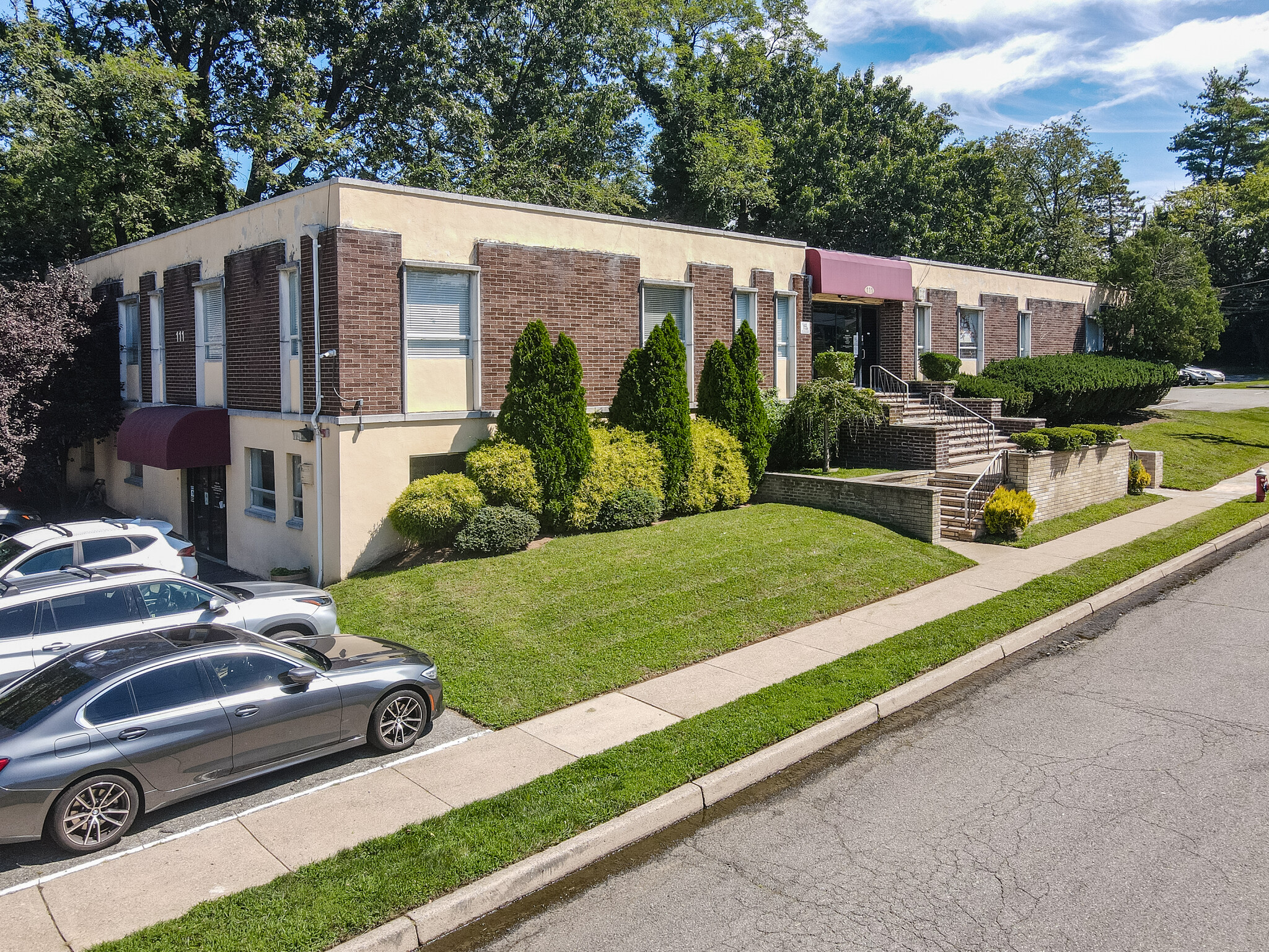 111 Galway Pl, Teaneck, NJ en venta Foto del edificio- Imagen 1 de 62