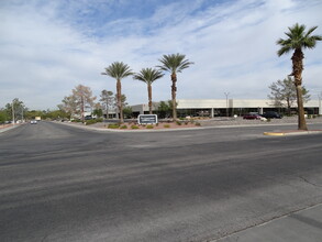 7 Cactus Garden Dr, Henderson, NV en alquiler Foto del edificio- Imagen 1 de 19