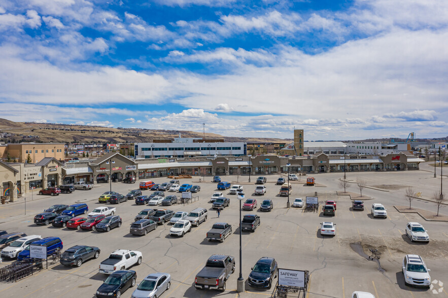 312 5th Ave W, Cochrane, AB en alquiler - Foto del edificio - Imagen 1 de 3