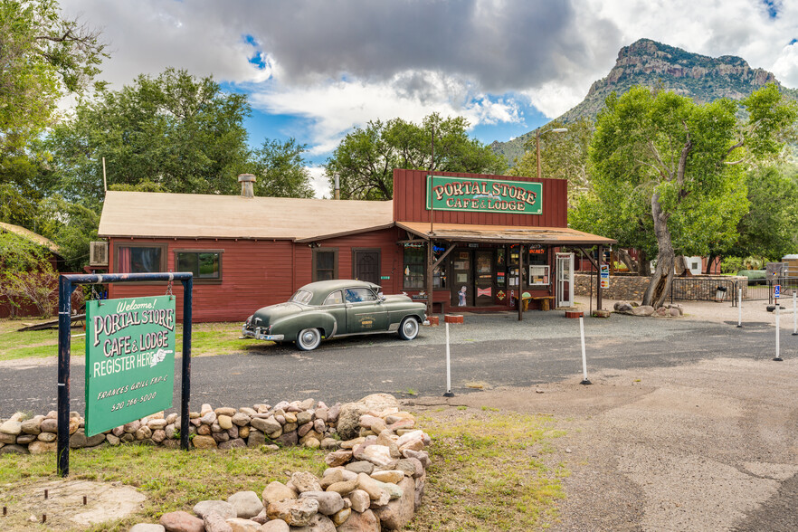 Portal Peak Lodge, Store & Cafe MixedUse cartera de 3 inmuebles en venta en LoopNet.es - Foto del edificio - Imagen 2 de 18