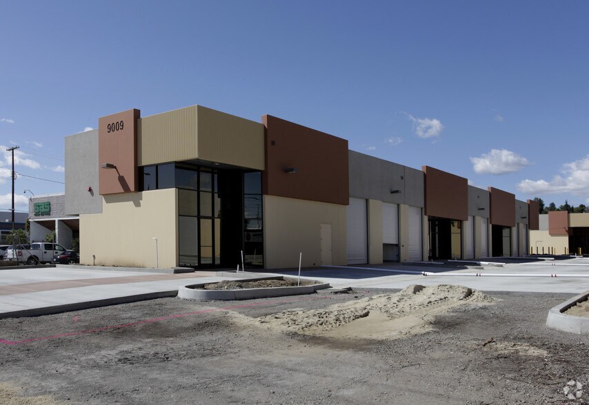 9009 Canoga Ave, Canoga Park, CA en alquiler - Foto del edificio - Imagen 2 de 3