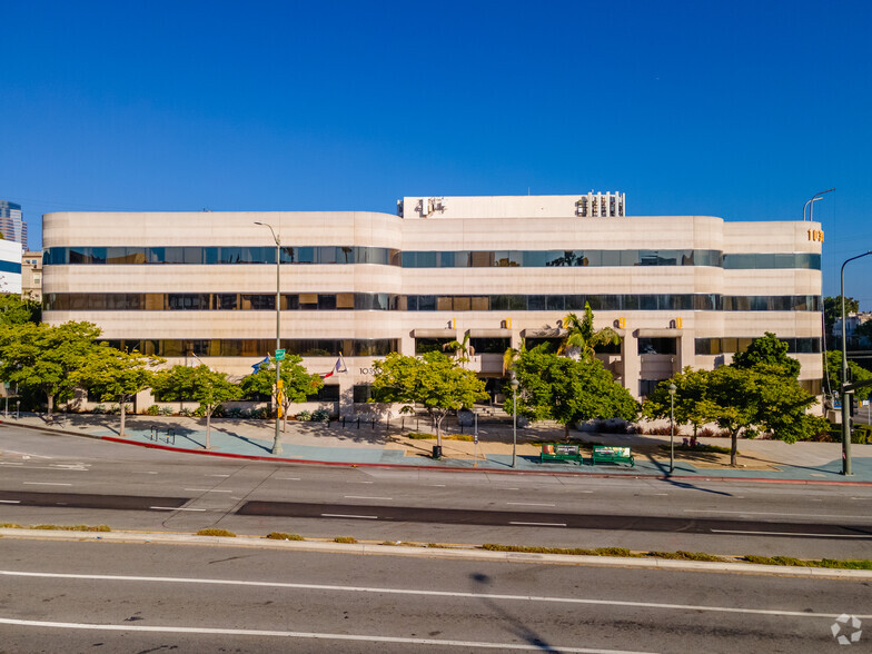 10390 Santa Monica Blvd, Los Angeles, CA en alquiler - Foto del edificio - Imagen 2 de 5