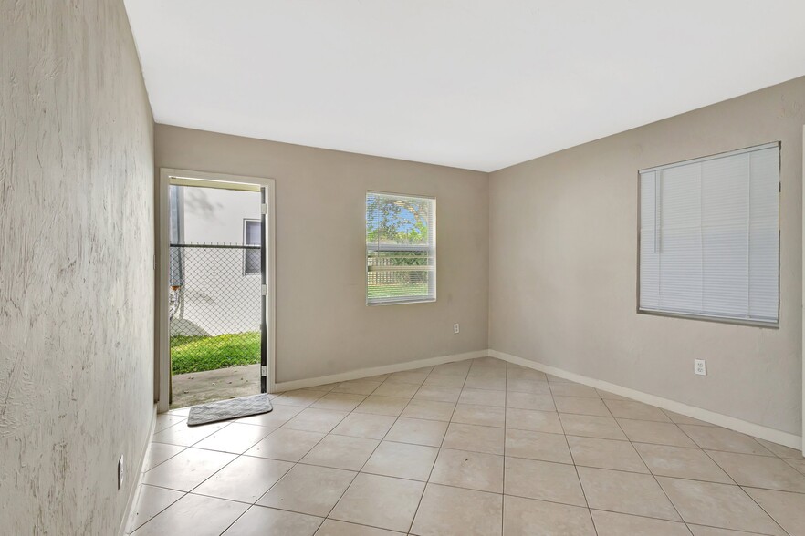 832 S J St, Lake Worth Beach, FL en venta - Foto del interior - Imagen 2 de 28