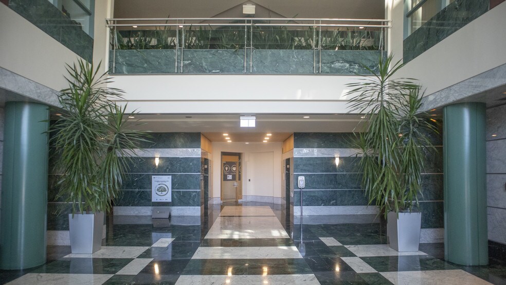 555 Boul Dr-Frederik-Philips, Montréal, QC en alquiler - Vestíbulo - Imagen 2 de 6