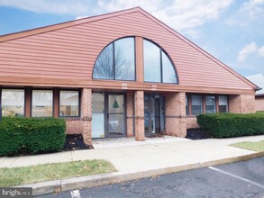 402 Middletown Blvd, Langhorne, PA en alquiler Foto del edificio- Imagen 1 de 11