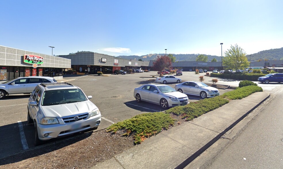 250 NE Garden Valley Blvd, Roseburg, OR en alquiler - Foto del edificio - Imagen 3 de 11