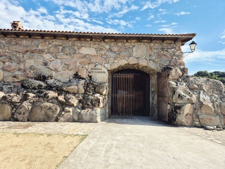 Local en Navaluenga, Ávila en venta - Foto del edificio - Imagen 2 de 13