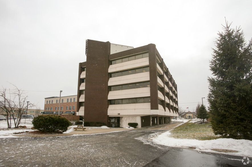 6902 Pearl Rd, Middleburg Heights, OH en alquiler - Foto del edificio - Imagen 2 de 4