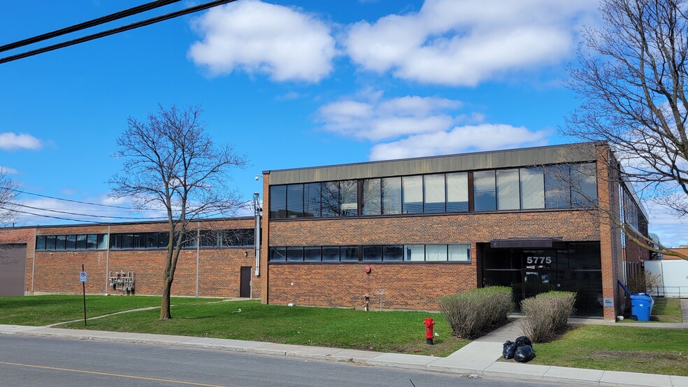 5775 Rue Ferrier, Mont-Royal, QC en alquiler - Foto del edificio - Imagen 1 de 5