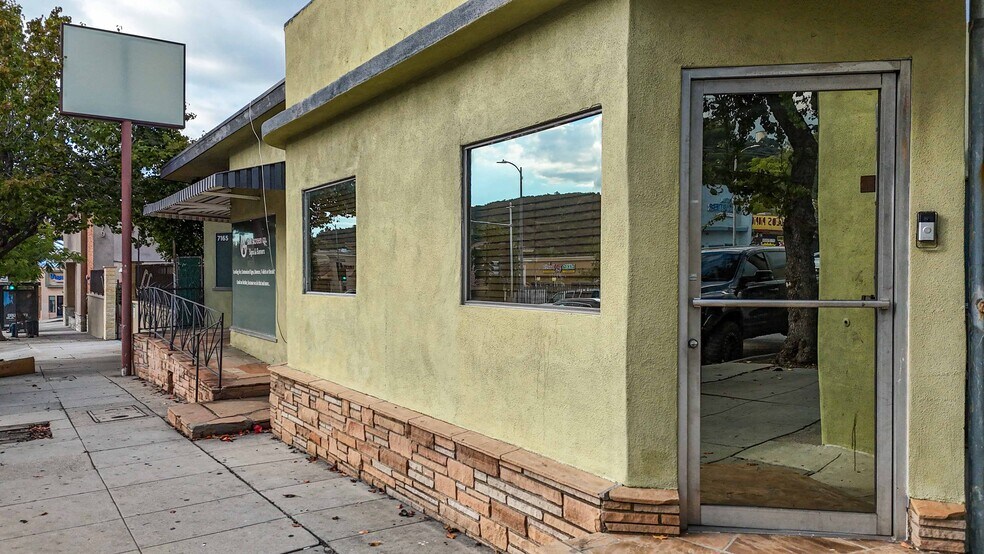 7161-7165 Foothill Blvd cartera de 2 inmuebles en venta en LoopNet.es - Foto del edificio - Imagen 3 de 14