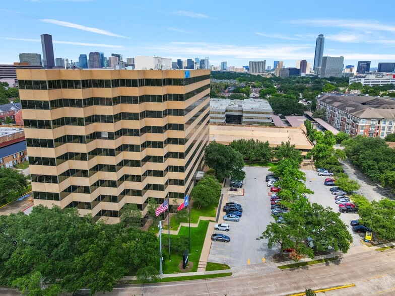 2401 Fountain View Dr, Houston, TX en venta - Foto del edificio - Imagen 3 de 9