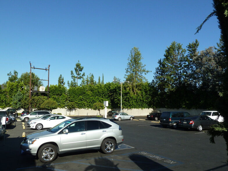 855 N Lark Ellen Ave, West Covina, CA en alquiler - Foto del edificio - Imagen 3 de 8