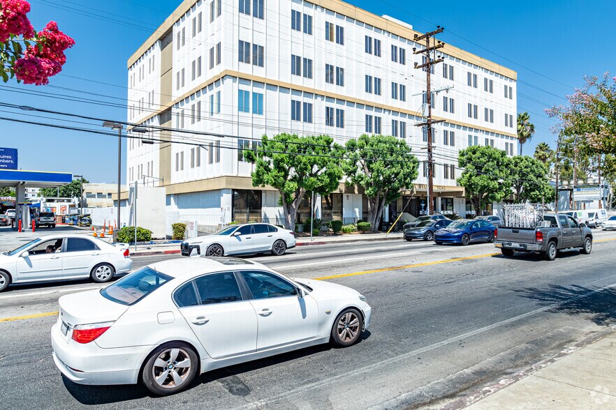 15243 Vanowen St, Van Nuys, CA en alquiler - Foto del edificio - Imagen 2 de 3