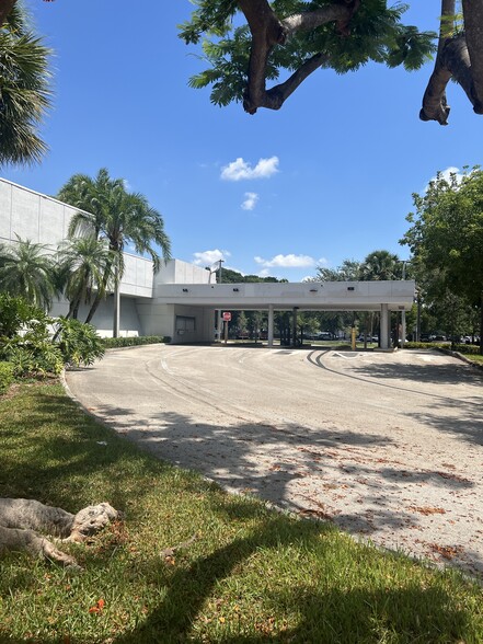 13595-8521 S Dixie Hwy, Pinecrest, FL en alquiler - Foto del edificio - Imagen 2 de 15