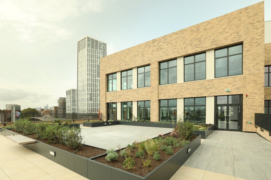 Sugar House Ln, London en alquiler - Foto del edificio - Imagen 3 de 17