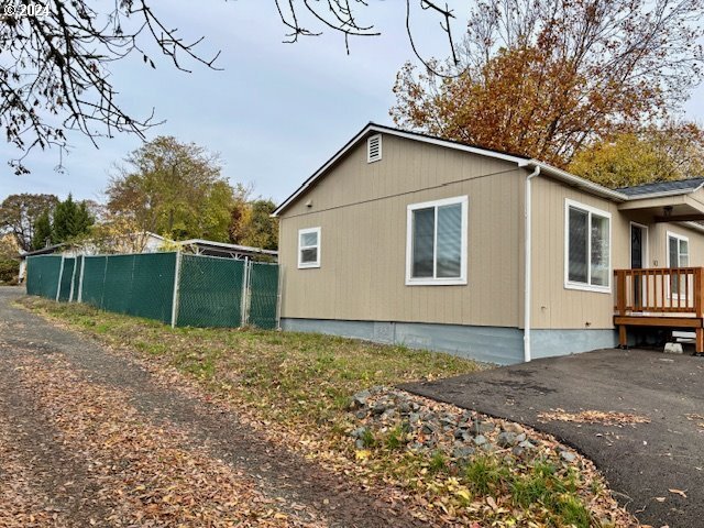 512 NW Cecil Ave, Roseburg, OR en venta - Foto del edificio - Imagen 2 de 13