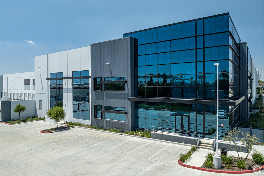 2400 E Artesia Blvd, Long Beach, CA en alquiler - Foto del edificio - Imagen 1 de 15