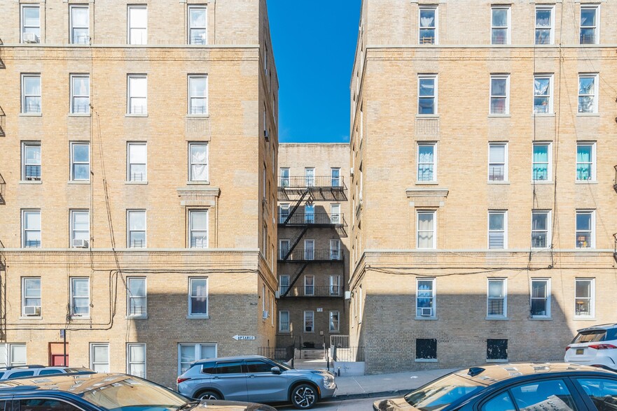 679 Magenta St, Bronx, NY en venta - Foto del edificio - Imagen 2 de 34