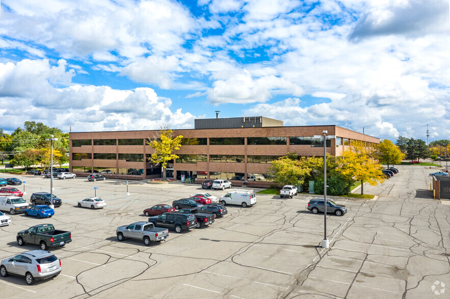 33533 W 12 Mile Rd, Farmington Hills, MI en alquiler - Foto del edificio - Imagen 2 de 10