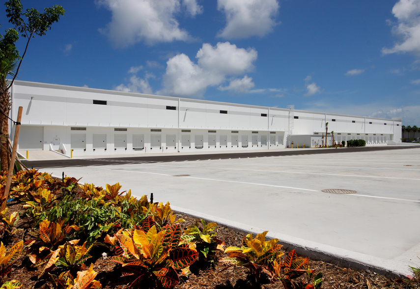 1700 Eller Dr, Fort Lauderdale, FL en alquiler - Foto del edificio - Imagen 2 de 3