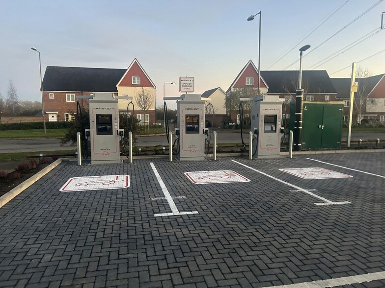 100 Sir Henry Lee Crescent, Aylesbury en venta - Foto del edificio - Imagen 3 de 15