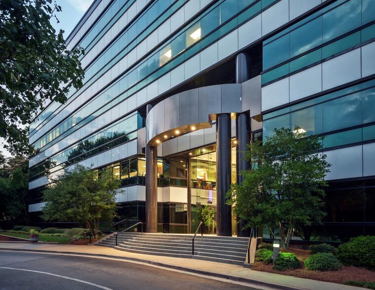 5505 Peachtree Dunwoody Rd NE, Atlanta, GA en alquiler - Foto del edificio - Imagen 2 de 10