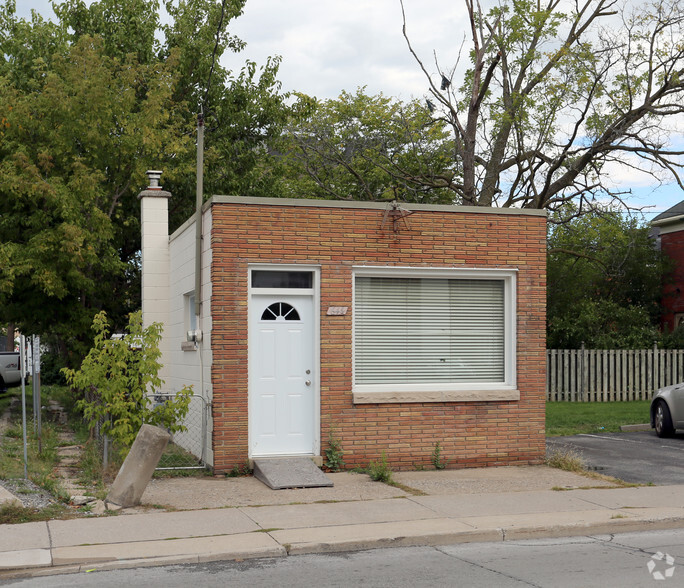 64 Queen St, St Catharines, ON en alquiler - Foto del edificio - Imagen 2 de 2