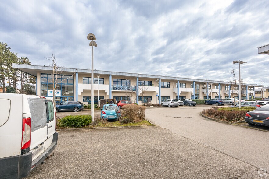 13-17 Allée Des Ginkgos, Bron en alquiler - Foto del edificio - Imagen 3 de 3