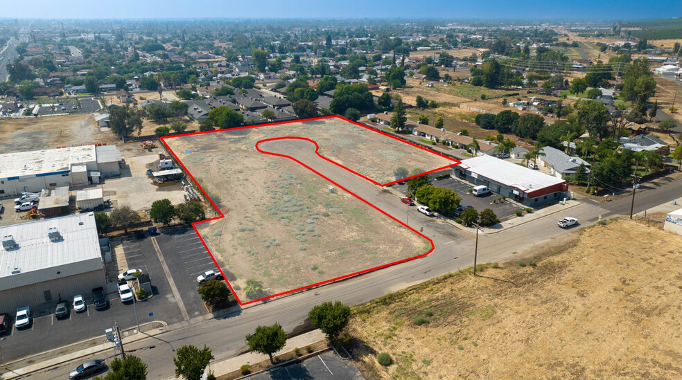 300 Sequoia cir, Porterville, CA en venta - Foto del edificio - Imagen 3 de 9