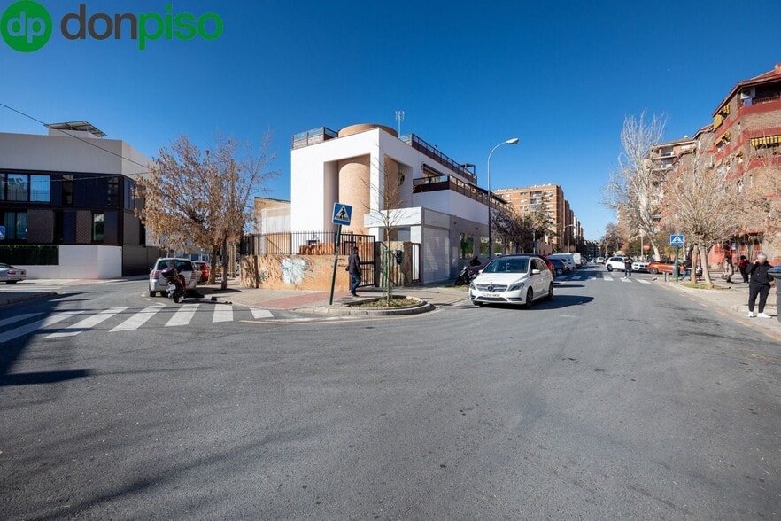 Calle Bruselas, 8, Granada, Granada en venta - Foto del edificio - Imagen 2 de 38