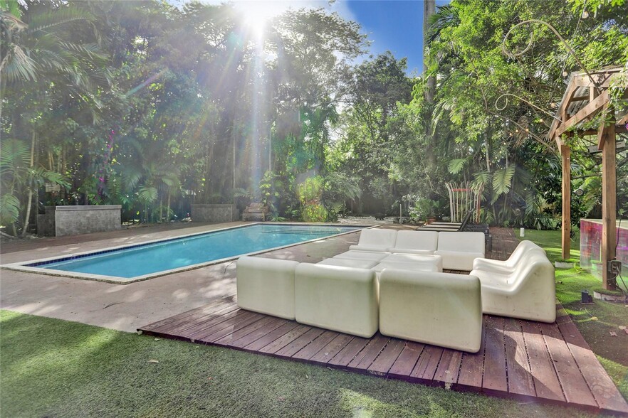 14560 NE 3rd Ct, Miami, FL en venta - Foto del edificio - Imagen 2 de 63