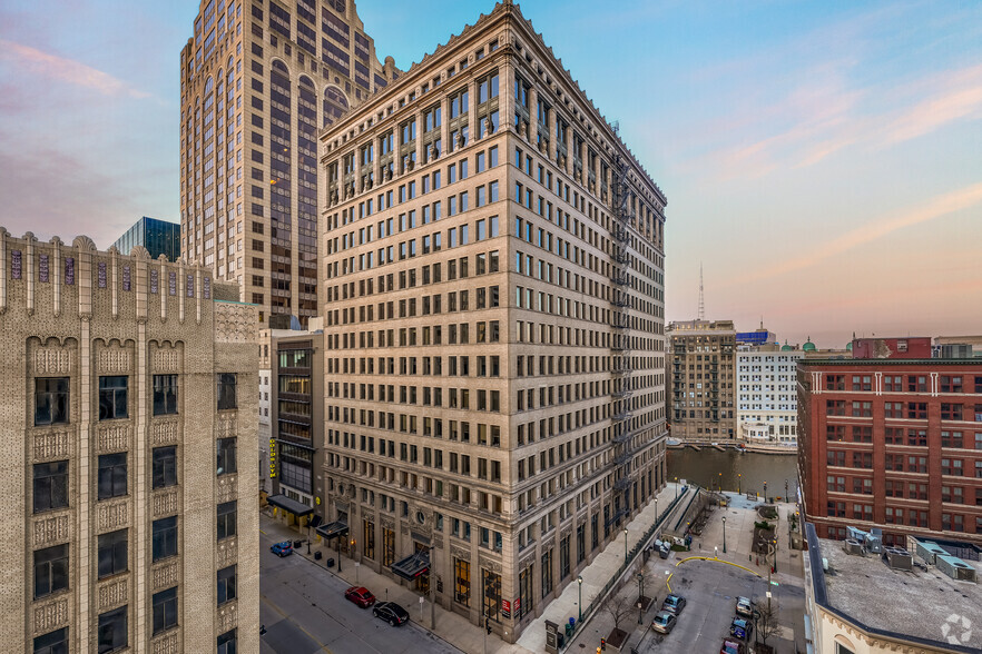 735 N Water St, Milwaukee, WI en alquiler - Foto del edificio - Imagen 2 de 6