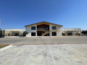 1900 E Howard Ln, Pflugerville, TX en alquiler Foto del edificio- Imagen 2 de 2