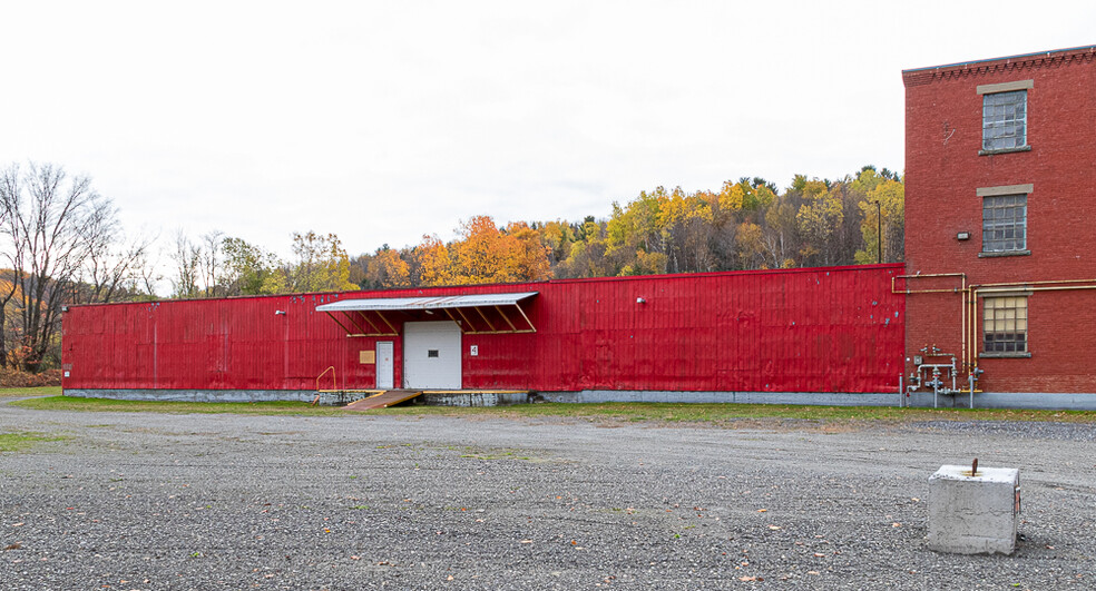 253 Rue Michaud, Coaticook, QC en alquiler - Foto del edificio - Imagen 3 de 19