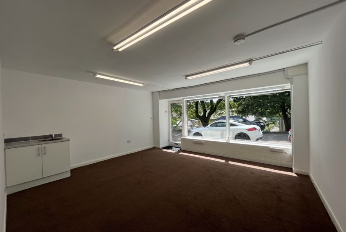 High St, Rothbury, NBL NE65 7TJ - Unidad Retail -  - Foto del interior - Image 1 of 2