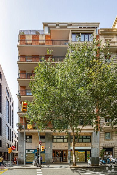 Edificio residencial en Barcelona, Barcelona en venta - Foto del edificio - Imagen 2 de 2