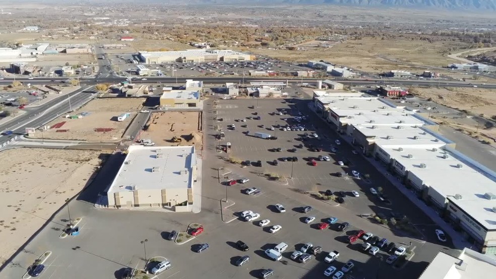 7820 Enchanted Hills NE, Bernalillo, NM en alquiler - Vídeo de anuncio comercial - Imagen 2 de 37