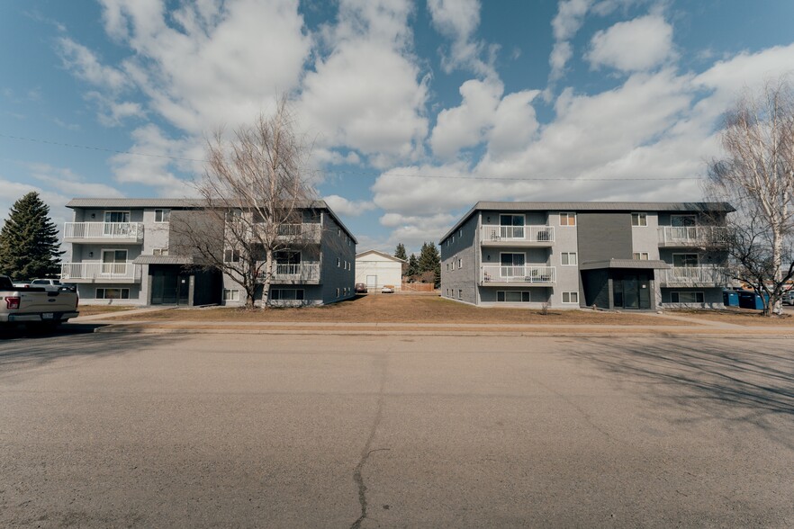 103 Alder Dr, Hinton, AB en venta - Foto del edificio - Imagen 2 de 7