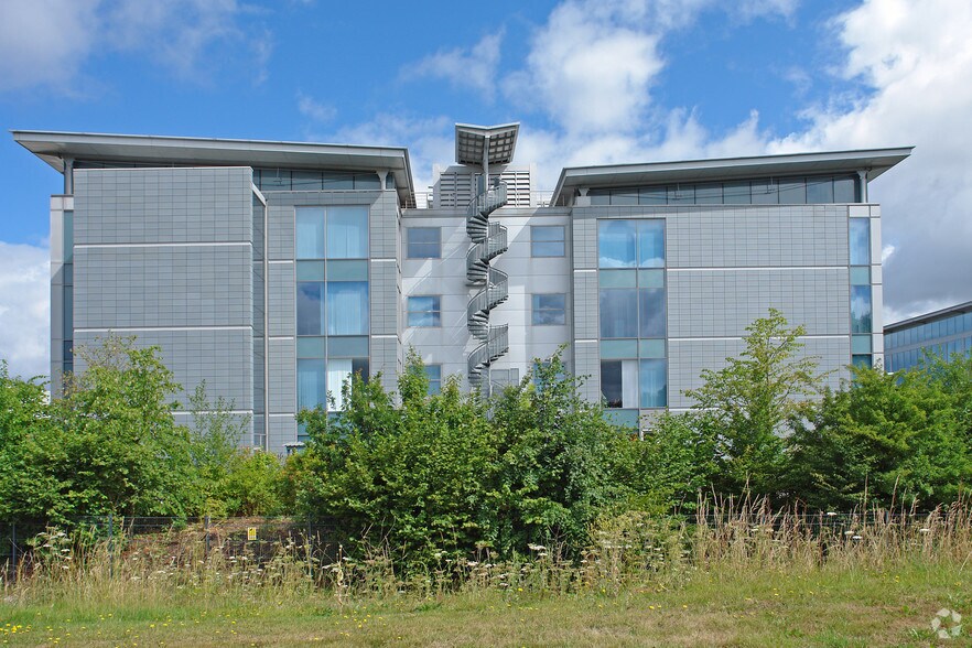 Willoughby Rd, Bracknell en venta - Foto del edificio - Imagen 2 de 4